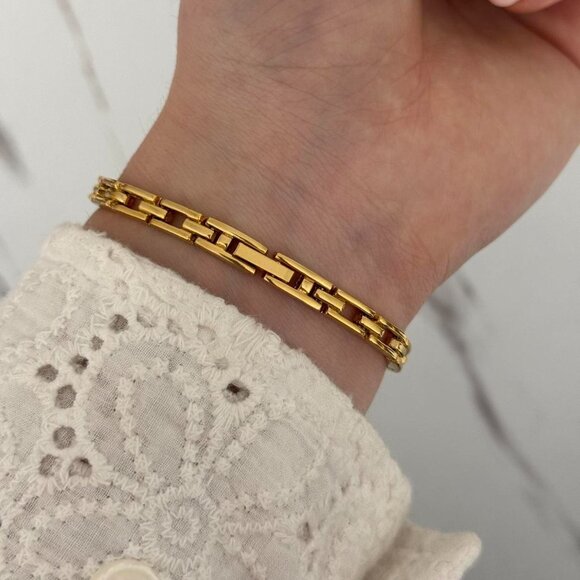 SKU:0109 cute gold mini watch gold bracelet vintage style + in a gift box - Picture 7 of 7